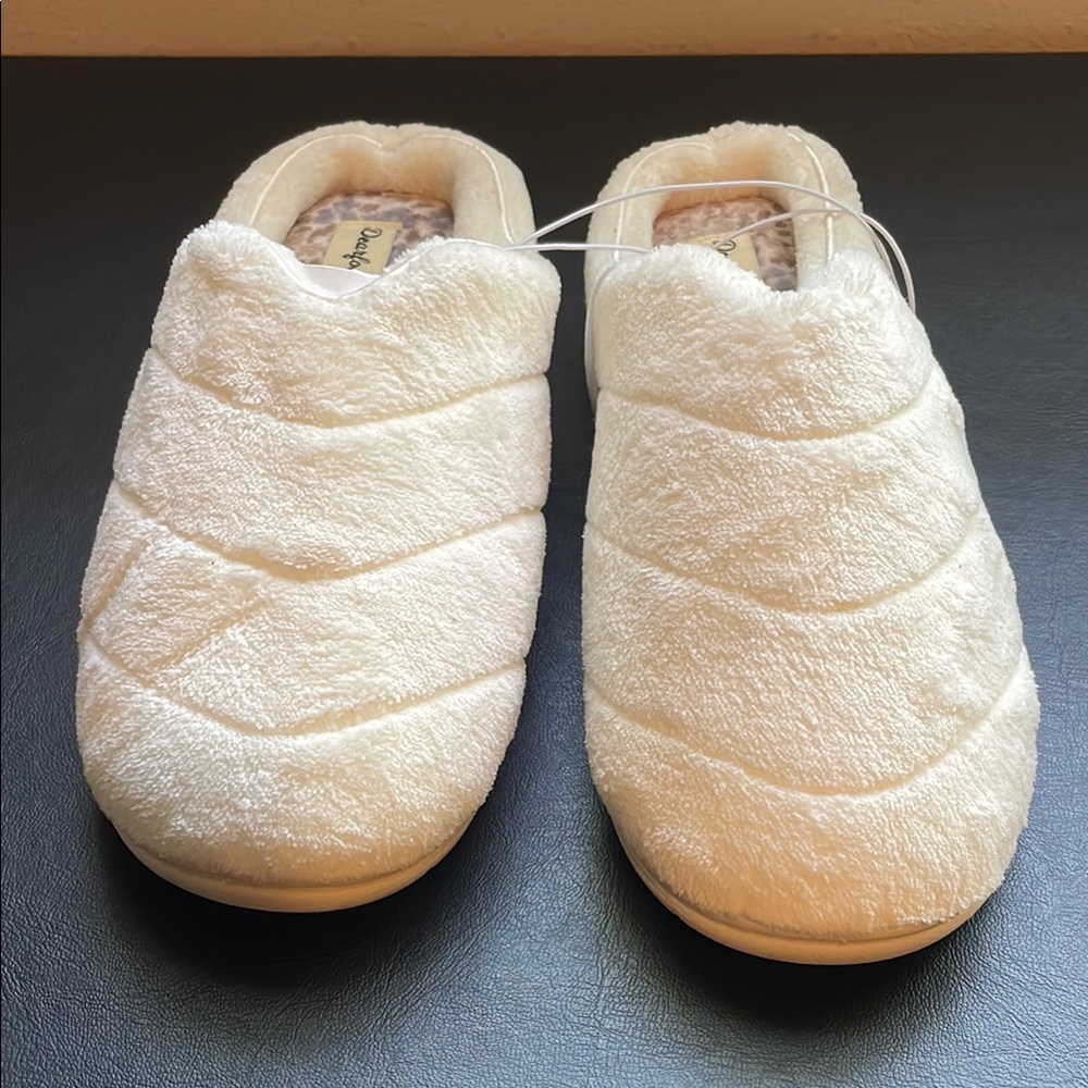 DEARFOAMS Indoor Outdoor Slip On Slippers, Women’s Size M (US 7-8), White